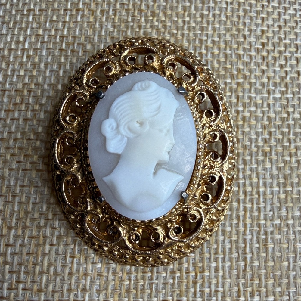 Vintage Florenza Schell Cameo Brooch